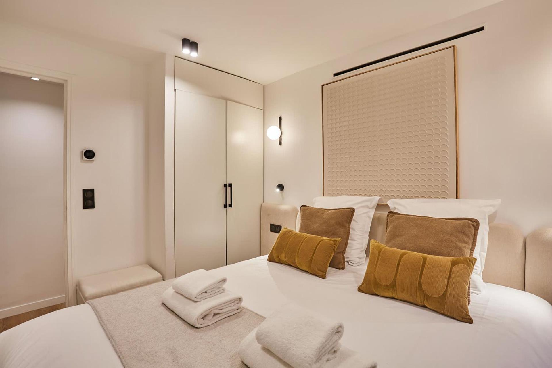 Superb Center Of By Prestige Apartment *